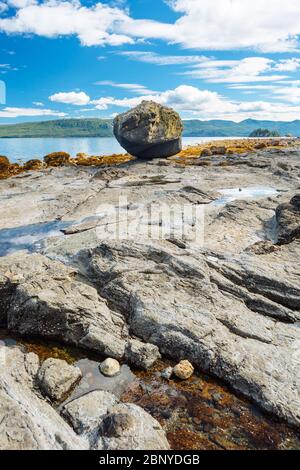 Balance Rock, una popolare destinazione turistica a Haida Gwaii, British Columbia, Canada Foto Stock