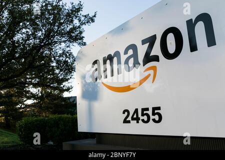 Un logo all'esterno di una struttura occupata da Amazon a Norristown, Pennsylvania, il 4 maggio 2020. Foto Stock