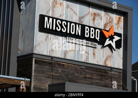 Un cartello con il logo all'esterno di un ristorante Mission BBQ situato a King of Prussia, Pennsylvania, il 4 maggio 2020. Foto Stock