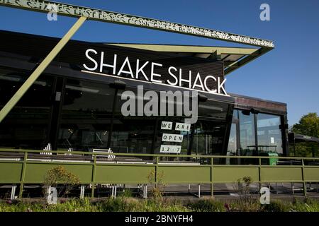 Un cartello con il logo all'esterno di un ristorante Shake Shack a King of Prussia, Pennsylvania, il 4 maggio 2020. Foto Stock