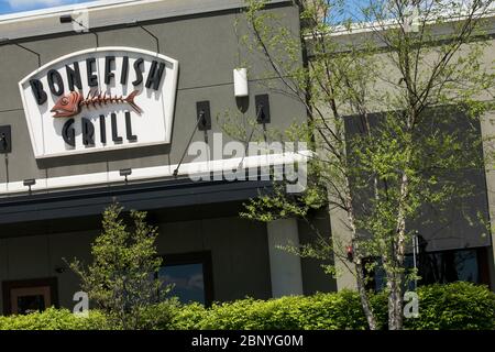 Un cartello con il logo all'esterno di un ristorante Bonefish Grill a Camp Hill, Pennsylvania, il 4 maggio 2020. Foto Stock