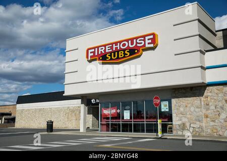 Un cartello con il logo all'esterno di un ristorante Firehouse Subs a Wyomissing, Pennsylvania, il 4 maggio 2020. Foto Stock