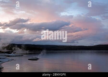 WY04389-00...WYOMING - la riva del lago Yellowstone al tramonto dal West Thumb Geyser Basin nel Parco Nazionale di Yellowstone. Foto Stock