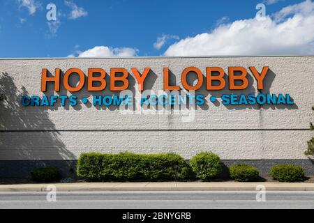 Un cartello con il logo all'esterno di un punto vendita al dettaglio della lobby di Hobby in Libano, Pennsylvania, il 4 maggio 2020. Foto Stock