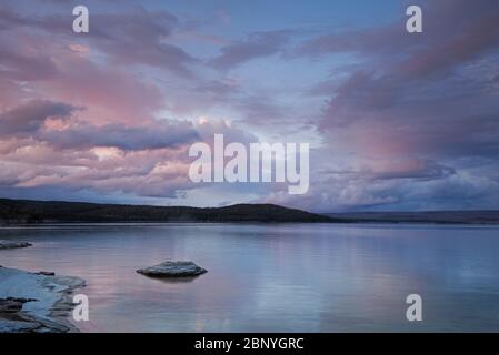 WY04390-00...WYOMING - Tramonto sul Lago Yellowstone e il cono di pesca al West Thumb Geyser Basin nel Parco Nazionale di Yellowstone. Foto Stock