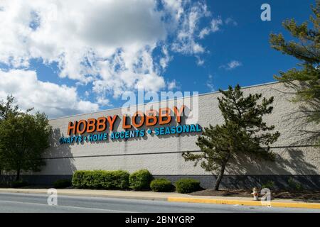 Un cartello con il logo all'esterno di un punto vendita al dettaglio della lobby di Hobby in Libano, Pennsylvania, il 4 maggio 2020. Foto Stock