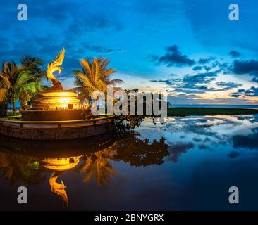 Riflesso della statua del serpente dorato a Karon Beach Phuket Thailandia. Foto Stock