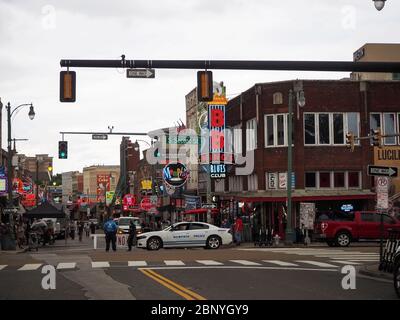 MEMPHIS, TENNESSEE - 22 LUGLIO 2019: La polizia controlla una sezione di Beale Street in un pomeriggio estivo piovoso durante la produzione cinematografica sulla televisione seri Foto Stock