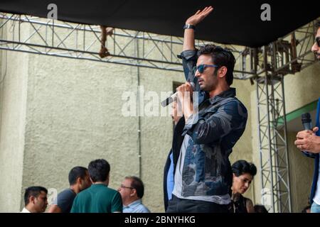 New Delhi, Delhi / India - 08/11/2016: L'attore di Bollywood Sushant Singh Rajput al lancio del trailer del film di MS Dhoni alla sua scuola con Mahendra Singh Foto Stock