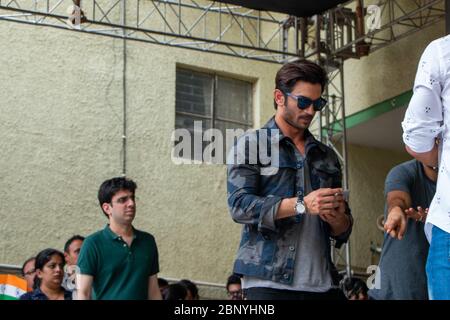 New Delhi, Delhi / India - 08/11/2016: L'attore di Bollywood Sushant Singh Rajput al lancio del trailer del film di MS Dhoni alla sua scuola con Mahendra Singh Foto Stock