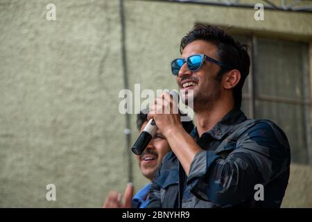 New Delhi, Delhi / India - 08/11/2016: L'attore di Bollywood Sushant Singh Rajput al lancio del trailer del film di MS Dhoni alla sua scuola con Mahendra Singh Foto Stock