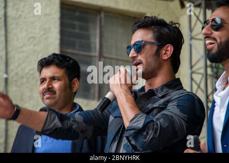 New Delhi, Delhi / India - 08/11/2016: L'attore di Bollywood Sushant Singh Rajput al lancio del trailer del film di MS Dhoni alla sua scuola con Mahendra Singh Foto Stock