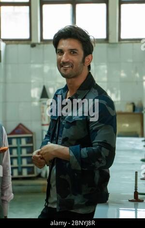 New Delhi, Delhi / India - 08/11/2016: L'attore di Bollywood Sushant Singh Rajput al lancio del trailer del film di MS Dhoni alla sua scuola con Mahendra Singh Foto Stock