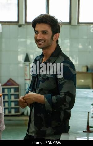 New Delhi, Delhi / India - 08/11/2016: L'attore di Bollywood Sushant Singh Rajput al lancio del trailer del film di MS Dhoni alla sua scuola con Mahendra Singh Foto Stock