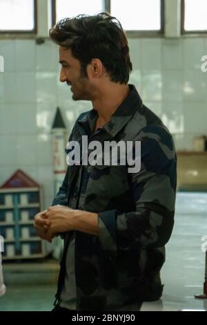 New Delhi, Delhi / India - 08/11/2016: L'attore di Bollywood Sushant Singh Rajput al lancio del trailer del film di MS Dhoni alla sua scuola con Mahendra Singh Foto Stock