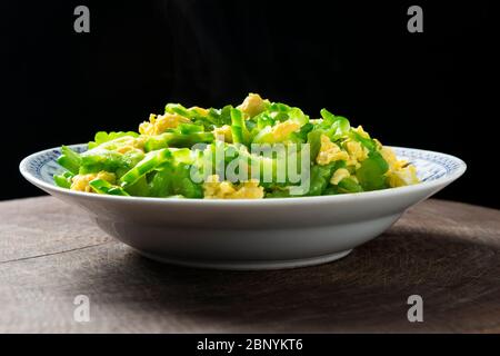 Uova strapazzate con zucca amara, cibo cinese Foto Stock