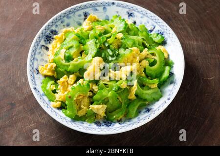 Uova strapazzate con zucca amara, cibo cinese Foto Stock