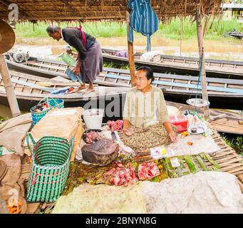 Lago Inle Myanmar - 3 novembre 2013; le donne a Inle Lake galleggianti mercati di vendita i loro prodotti e prodotti. Foto Stock