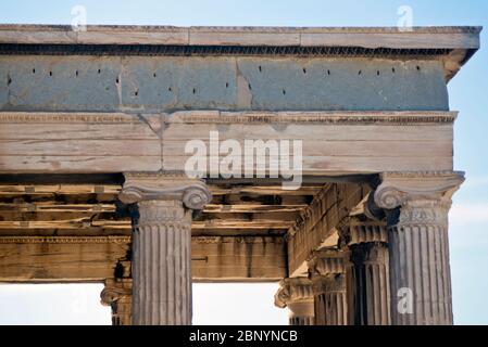 L'Erechtheion, particolare della capitale dorica. Acropoli di Atene, Grecia Foto Stock
