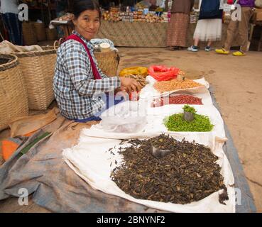 Lago Inle Myanmar - 3 novembre 2013; le donne a Inle Lake galleggianti mercati di vendita i loro prodotti e prodotti. Foto Stock