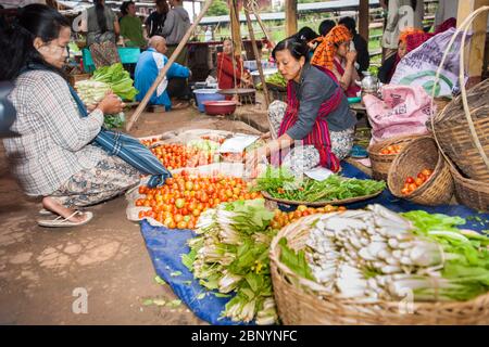 Lago Inle Myanmar - 3 novembre 2013; le donne a Inle Lake galleggianti mercati di vendita i loro prodotti e prodotti. Foto Stock