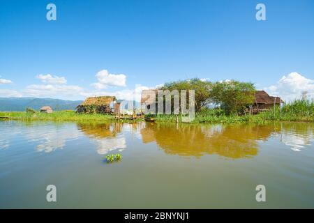 Myanmar viaggi e paesaggi fragili bambù galleggianti case di poveri etnici sul bordo del lago Inle in Myanmar Foto Stock