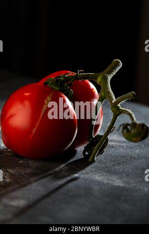 Frutta o verdura brutta. Pomodoro mutante gravemente malformato. I negozi di alimentari preferiscono soprattutto frutta e verdura di qualità migliore. La frutta brutta non è in alta d Foto Stock