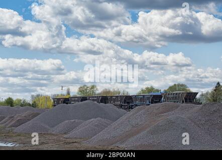 Carro ferroviario parcheggiato presso la stazione di attesa per lo scarico Foto Stock