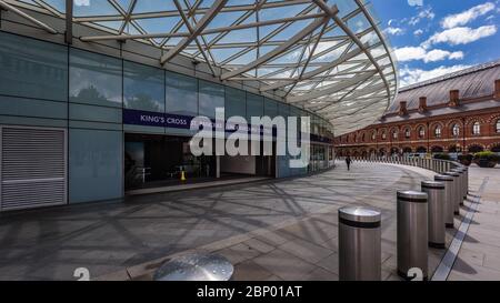 Una stazione di Re deserta a Londra durante la crisi sanitaria della pandemia di coronavirus nel Regno Unito. Foto Stock