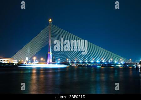 Sentieri per le luci in barca con vista sul ponte Rama VIII di Bangkok Foto Stock