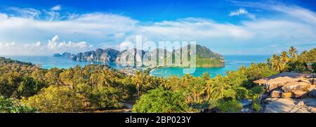 Koh Phi Phi Don, punto di vista - Paradise Bay con spiagge bianche. Vista dalla cima dell'isola tropicale su Tonsai Village, Ao Tonsai, Ao Dalum. Krabi Foto Stock