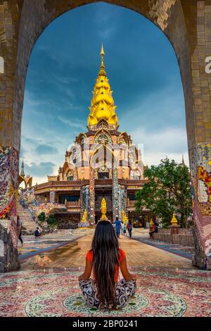 Donna viaggiatore che guarda un tempio buddista impressionante in Asia, popolare destinazione turistica punto di riferimento in Thailandia Foto Stock