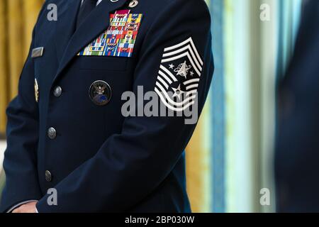 Washington, Stati Uniti d'America. 15 maggio 2020. Una vista ravvicinata dell'uniforme del Maestro Capo Sgt. Roger Towberman, consulente senior della forza spaziale degli Stati Uniti, è stato visto durante la presentazione del presidente Donald J. TrumpÕs della bandiera della forza spaziale degli Stati Uniti venerdì 15 maggio 2020, presso l'ufficio ovale della Casa Bianca. Persone: Roger Towberman credito: Storms Media Group/Alamy Live News Foto Stock