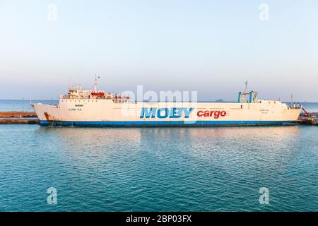 Piombino, Italia. 24 giugno 2016: Traghetto 'Moby' per l'Isola d'Elba in Italia. Trasporto nave, barca per il trasporto di persone e merci verso l'isl italiano Foto Stock