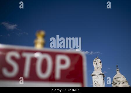 Pechino, Cina. 17 maggio 2020. L'edificio del Campidoglio degli Stati Uniti è stato visto a Washington, DC, il 13 maggio 2020. PER ANDARE CON XINHUA TITOLI DEL 17 MAGGIO 2020 credito: Liu Jie/Xinhua/Alamy Live News Foto Stock