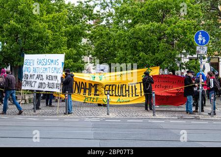 Mitte, Berlino, Germania. 16 maggio 2020 piccola manifestazione dell'ala sinistra contro il razzismo durante la pandemia COVID-19. I dimostranti hanno espresso rabbia per il fatto che ai manifestanti dell'ala destra sia stata concessa un'area più ampia e prominente di fronte al teatro Volksbuhne. Le proteste di destra e di sinistra sono state contenute da un gran numero di agenti di polizia e sono stati effettuati diversi arresti. Foto Stock