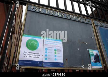 Londra, Regno Unito. 16 maggio 2020. Cinquantaquattro giorni di Lockdown, a Londra. Consulenza di allontanamento sociale del coronavirus fuori della Chiesa di San Paolo, Covent Garden. Questo è il primo fine settimana di un leggero relax di blocco in Inghilterra, come il messaggio dal governo è ora 'stay alert' invece di 'stay in homea'. Ora siete in grado di uscire di più, giocare a golf, andare a pesca, e visitare i centri del giardino, ma le misure di distanza sociale dovrebbero ancora essere mantenute. Il paese è stato in blocco a causa della pandemia di Coronavirus COVID-19. COVID-19 Coronavirus lockdown, Peterborough, UK, on May 16, 2020 Credit: Paul Marriott Foto Stock