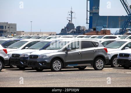 File di auto nuove parcheggiate in una piattaforma di tenuta, vista aerea. Foto Stock