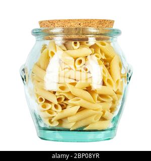 rigati pasta sedani rigati tubuli. pasta cruda in un vaso di vetro. isolato su fondo bianco. lima contiene il percorso di ritaglio Foto Stock