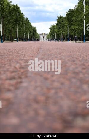 Londra, Regno Unito. 16 maggio 2020. Cinquantaquattro giorni di Lockdown, a Londra. Molto tranquillo lungo il Mall con il Queen Victoria Memorial di fronte a Buckingham Palace. Questo è il primo fine settimana di un leggero relax di blocco in Inghilterra, come il messaggio dal governo è ora 'stay alert' invece di 'stay in homea'. Ora siete in grado di uscire di più, giocare a golf, andare a pesca, e visitare i centri del giardino, ma le misure di distanza sociale dovrebbero ancora essere mantenute. Il paese è stato in blocco a causa della pandemia di Coronavirus COVID-19. COVID-19 Coronavirus lockdown, Peterborough, UK, on May 16, 2020 Credit: PA Foto Stock