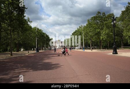 Londra, Regno Unito. 16 maggio 2020. Cinquantaquattro giorni di Lockdown, a Londra. Molto tranquillo lungo il Mall con il Queen Victoria Memorial di fronte a Buckingham Palace. Questo è il primo fine settimana di un leggero relax di blocco in Inghilterra, come il messaggio dal governo è ora 'stay alert' invece di 'stay in homea'. Ora siete in grado di uscire di più, giocare a golf, andare a pesca, e visitare i centri del giardino, ma le misure di distanza sociale dovrebbero ancora essere mantenute. Il paese è stato in blocco a causa della pandemia di Coronavirus COVID-19. COVID-19 Coronavirus lockdown, Peterborough, UK, on May 16, 2020 Credit: PA Foto Stock