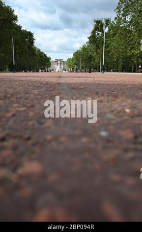 Londra, Regno Unito. 16 maggio 2020. Cinquantaquattro giorni di Lockdown, a Londra. Molto tranquillo lungo il Mall con il Queen Victoria Memorial di fronte a Buckingham Palace. Questo è il primo fine settimana di un leggero relax di blocco in Inghilterra, come il messaggio dal governo è ora 'stay alert' invece di 'stay in homea'. Ora siete in grado di uscire di più, giocare a golf, andare a pesca, e visitare i centri del giardino, ma le misure di distanza sociale dovrebbero ancora essere mantenute. Il paese è stato in blocco a causa della pandemia di Coronavirus COVID-19. COVID-19 Coronavirus lockdown, Peterborough, UK, on May 16, 2020 Credit: PA Foto Stock