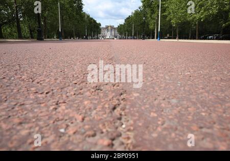 Londra, Regno Unito. 16 maggio 2020. Cinquantaquattro giorni di Lockdown, a Londra. Molto tranquillo lungo il Mall con il Queen Victoria Memorial di fronte a Buckingham Palace. Questo è il primo fine settimana di un leggero relax di blocco in Inghilterra, come il messaggio dal governo è ora 'stay alert' invece di 'stay in homea'. Ora siete in grado di uscire di più, giocare a golf, andare a pesca, e visitare i centri del giardino, ma le misure di distanza sociale dovrebbero ancora essere mantenute. Il paese è stato in blocco a causa della pandemia di Coronavirus COVID-19. COVID-19 Coronavirus lockdown, Peterborough, UK, on May 16, 2020 Credit: PA Foto Stock