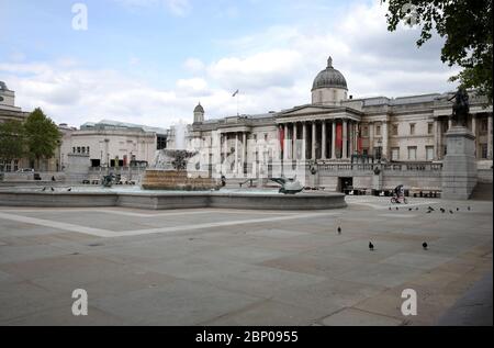 Londra, Regno Unito. 16 maggio 2020. Cinquantaquattro giorni di Lockdown, a Londra. Una piazza Trafalgar molto tranquilla a pranzo oggi. Questo è il primo fine settimana di un leggero relax di blocco in Inghilterra, come il messaggio dal governo è ora 'stay alert' invece di 'stay in homea'. Ora siete in grado di uscire di più, giocare a golf, andare a pesca, e visitare i centri del giardino, ma le misure di distanza sociale dovrebbero ancora essere mantenute. Il paese è stato in blocco a causa della pandemia di Coronavirus COVID-19. COVID-19 Coronavirus lockdown, Peterborough, UK, on May 16, 2020 Credit: Paul Marriott/Alamy Live News Foto Stock