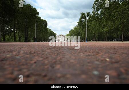 Londra, Regno Unito. 16 maggio 2020. Cinquantaquattro giorni di Lockdown, a Londra. Molto tranquillo lungo il Mall con il Queen Victoria Memorial di fronte a Buckingham Palace. Questo è il primo fine settimana di un leggero relax di blocco in Inghilterra, come il messaggio dal governo è ora 'stay alert' invece di 'stay in homea'. Ora siete in grado di uscire di più, giocare a golf, andare a pesca, e visitare i centri del giardino, ma le misure di distanza sociale dovrebbero ancora essere mantenute. Il paese è stato in blocco a causa della pandemia di Coronavirus COVID-19. COVID-19 Coronavirus lockdown, Peterborough, UK, on May 16, 2020 Credit: PA Foto Stock