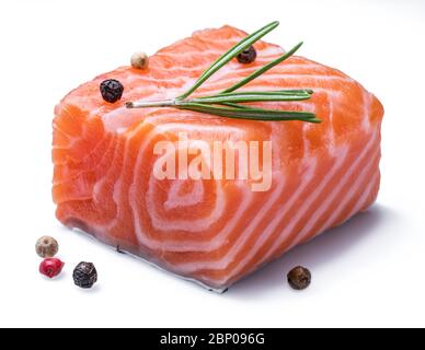 Crudo fresco filetto di salmone isolati su sfondo bianco. Foto Stock