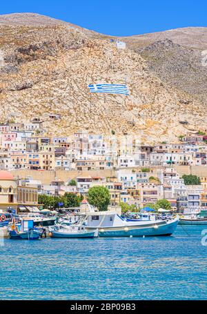 Case di Pothia Città che si affaccia sul porto pieno di barche sull'isola Dodecanese di Kalymnos, Grecia Foto Stock