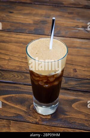 Caffè greco freddo espresso su un tavolo in Grecia Foto Stock
