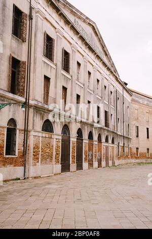 Venezia, Italia - 04 ottobre 2019: Una via deserta di Venezia, Italia. Facciata dell'edificio dell'Archivio di Stato di Venezia - Archivio di Stato di Venezia Foto Stock