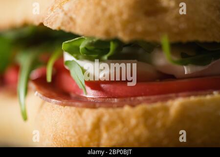 toast alla ciabatta con salame e mozzarella Foto Stock